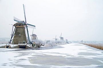Traditionele molens op Kinderdijk in de winter van Eye on You