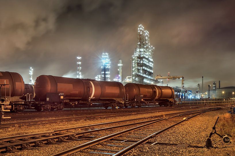 Olieraffinaderij met trein wagons 's nachts van Tony Vingerhoets