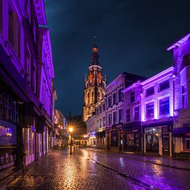 Kleurrijke regenachtige ochtend Vismarktstraat Breda van Joris Bax