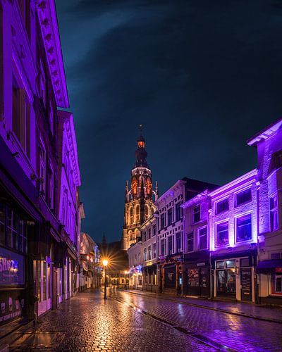 Kleurrijke regenachtige ochtend Vismarktstraat Breda van Joris Bax