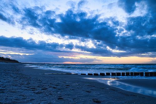 Buhne in Zingst an der Ostsee, die ins Meer reichen.