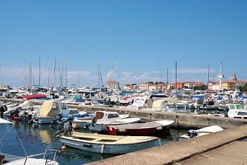 Haven met boten in de romantische havenstad Porec aan de kust van de Adriatische Zee in Kroatië van Heiko Kueverling