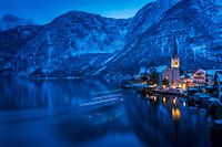 Hallstatt bei nacht mit Lichtern einer kleinen Fähre