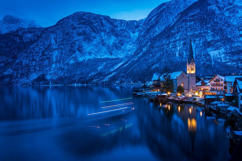 Hallstatt bei nacht mit Lichtern einer kleinen Fähre von Sonja Birkelbach