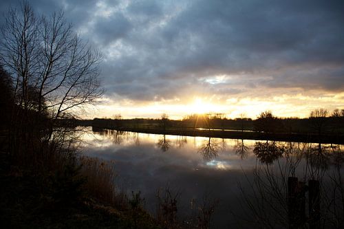 Schemering met zonsondergang op de Ems