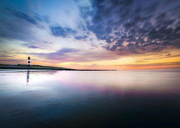 Vuurtoren en zonsondergang langs de kust van de Westerschelde tussen Breskens en Vlissingen