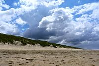 Strand, Dünen und Wolken