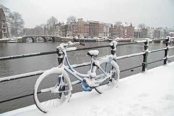 Besneeuwd Amsterdam aan de Amstel van Eye on You