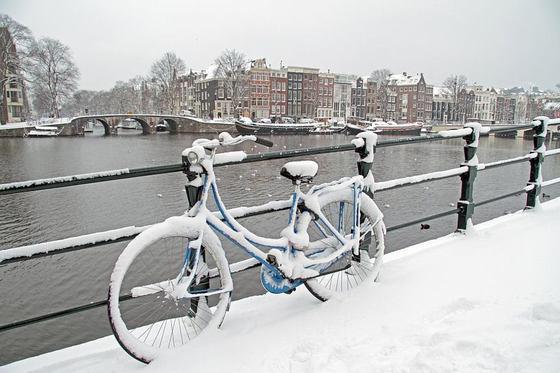 Das verschneite Amsterdam an der Amstel von Eye on You