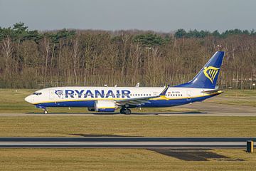 Ryanair Boeing 737-8-200 Max taxiet naar de startbaan.