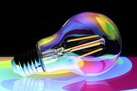 Bunte Spiegelungen in einer Lampe 10