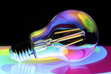 Kleurrijke reflecties in een lamp 10 van Jaap Tanis