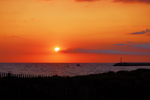 Strand mit Segelbooten in La Turballe, Bretagne, bei Sonnenuntergang, Frankreich