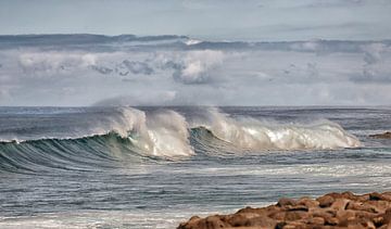 Waves breaking on the shore of Madeira van ChrisWillemsen