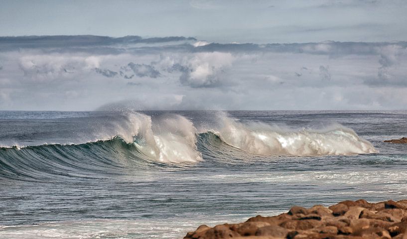 Waves breaking on the shore of Madeira par ChrisWillemsen