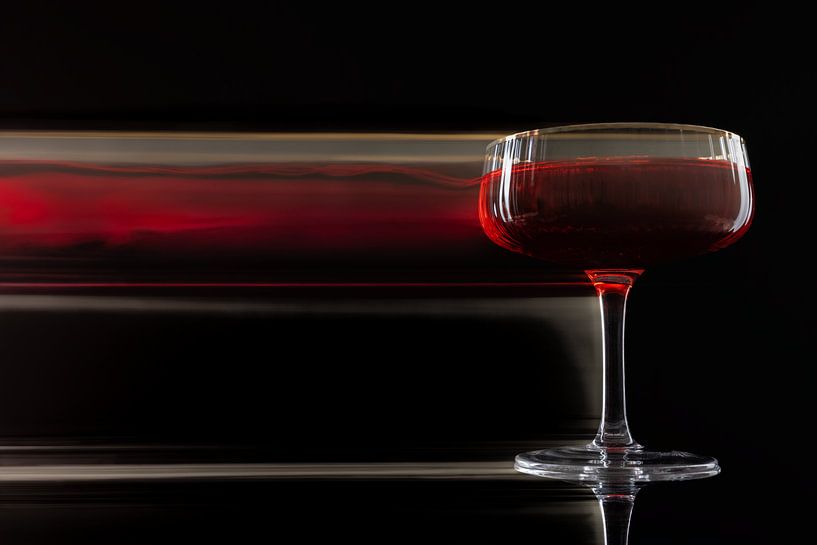 Modern stilleven met een schuivend glas rood van John van de Gazelle fotografie