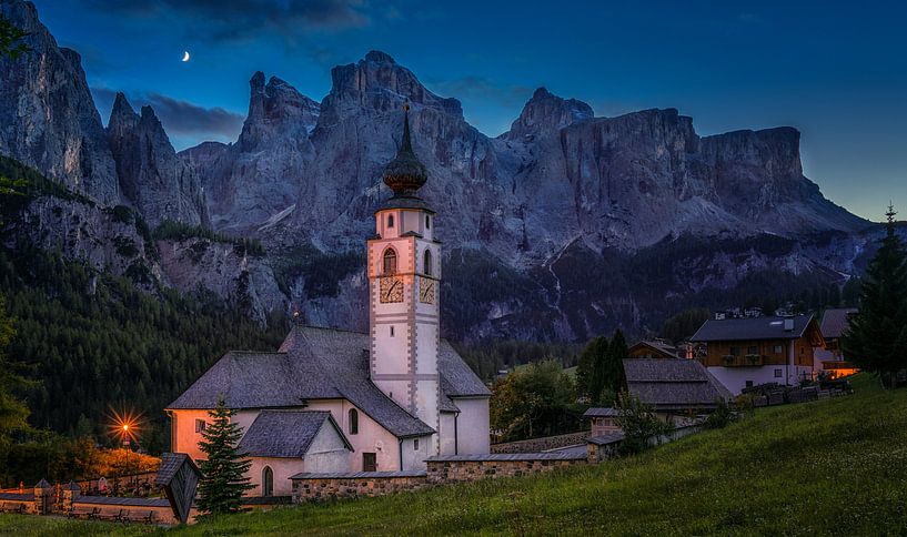 Italië - Dolomieten - kerk van Colfosco van Toon van den Einde