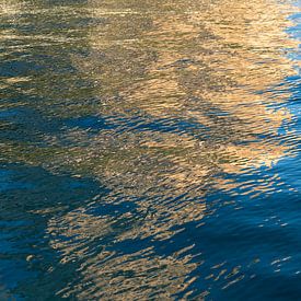 Goldgelbe Reflexionen im blauen Meerwasser 5 von Adriana Mueller