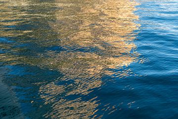 Reflets jaunes dorés dans l'eau de mer bleue 5