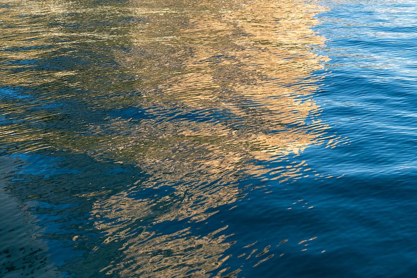 Goldgelbe Reflexionen im blauen Meerwasser 5 von Adriana Mueller