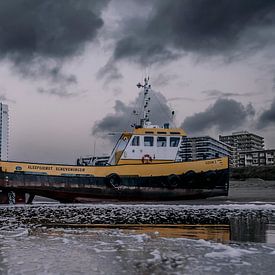 Zandvoort Schiff am Strand von Freddie de Roeck