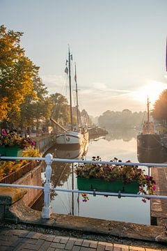 Dokkum während des Sonnenaufgangs von Maria-Maaike Dijkstra