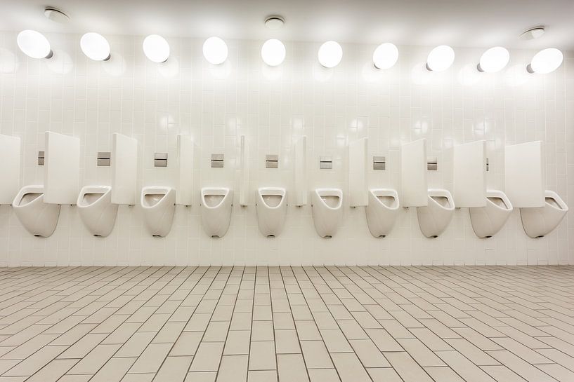 Urinoirs dans les toilettes pour hommes par Marcel Derweduwen