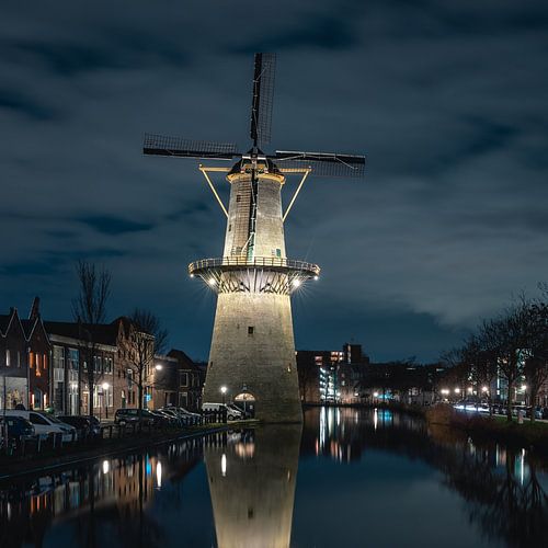 Molen in Schiedam tijdens het blauwe uurtje