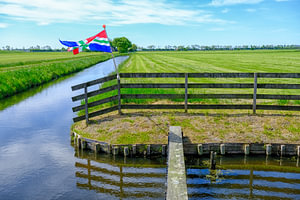 Groninger Flagge in einer Groninger Landschaft