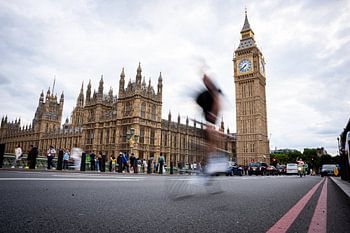 Fietser met bewegingsonscherpte voor Palace of Westminster en Big Ben, Londen