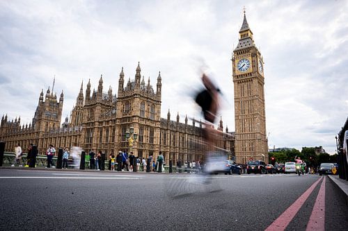 Radfahrer mit Bewegungsunschärfe vor dem Palace of Westminster und Big Ben, London