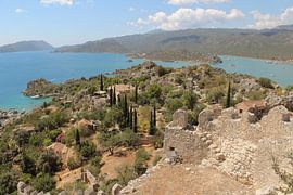 Griechische Insel mit Ruinen und Blick auf das Mittelmeer von Robin Jongerden