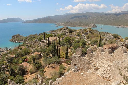 Grieks eiland met ruïne en uitzicht op Middellandse zee