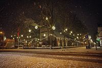 Besneeuwde versierde kerk in het centrum van Haren