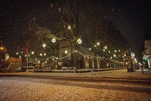 Église décorée de neige dans le centre de Haren