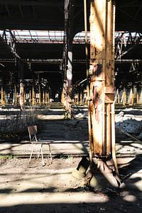 verlaten fabriekshal met stoel van Heiko Kueverling