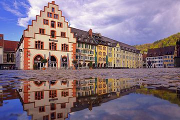 Reflet des maisons de la vieille ville de Fribourg sur Patrick Lohmüller