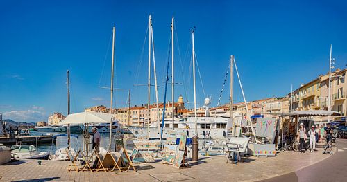 Kunstschilder stalt zijn werken op de kade ui bij de haven aan de Quai Gabriel Péri, Saint Tropez, Var, Frankrijk