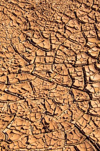 gebarsten bedding in droogstaand rivier in Spanje