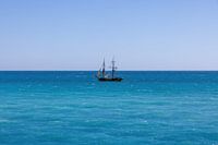 Nice aan de Côte d'Azur met uitzicht op zee en een replica van een piratenschip