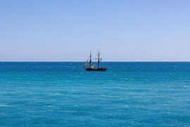 Nizza an der Côte d'Azur mit Blick auf das Meer und einer Nachbildung eines Piratenschiffs von Andreas Freund