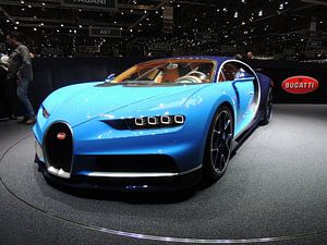 Bugatti Chiron in blauw supercar van Atelier Liesjes