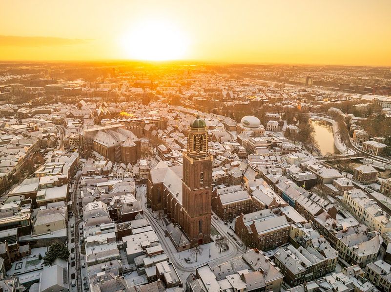 Zwolle Peperbus Kirchturm während eines kalten Wintersonnenaufgangs von Sjoerd van der Wal Fotografie