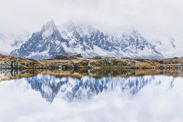 Weerspiegeling van besneeuwde bergtoppen in het meer | Landschapsfotografie - Chamonix, Frankrijk van Merlijn Arina Photography