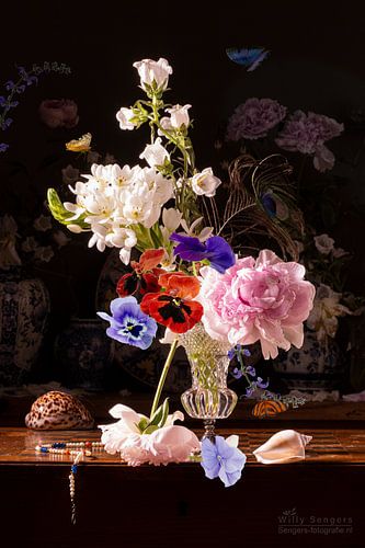 Clair obscure with peony and violets