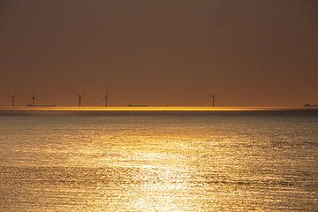 Windmolens bij zonsondergang von Fred Icke