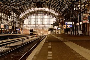 Perron 3a, trein station Haarlem, Nederland van Yvon van der Wijk