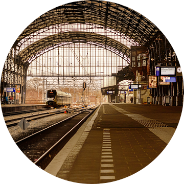 Perron 3a, trein station Haarlem, Nederland van Yvon van der Wijk