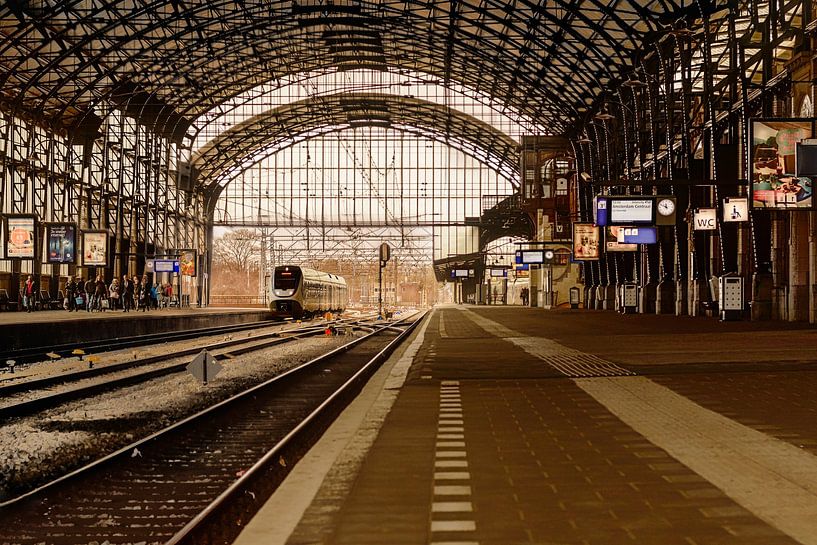 Perron 3a, trein station Haarlem, Nederland van Yvon van der Wijk