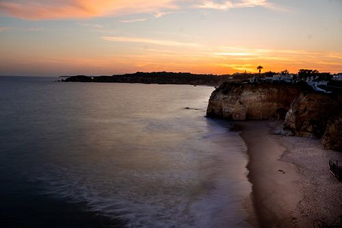 Côte de l'Algarve au coucher du soleil avec une longue vitesse d'obturation